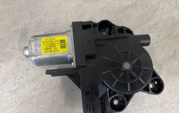 Volvo V70 Rear door window regulator motor 1174081A 071212 970715101