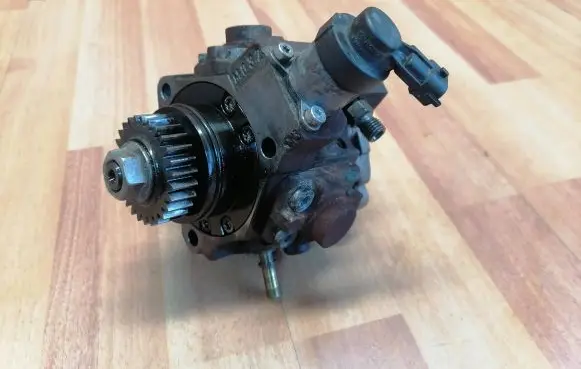 Opel Vivaro Fuel injection high pressure pump 8200934657 0445010223 3379421