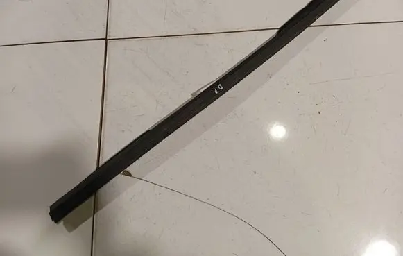 KIA Sorento Front door glass trim molding
