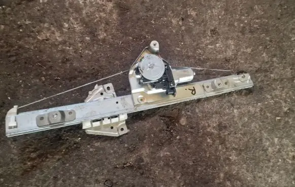 Suzuki Grand Vitara II Front door window regulator with motor