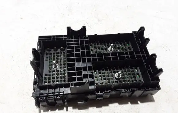 Chrysler Pacifica Fuse module 68338723AA