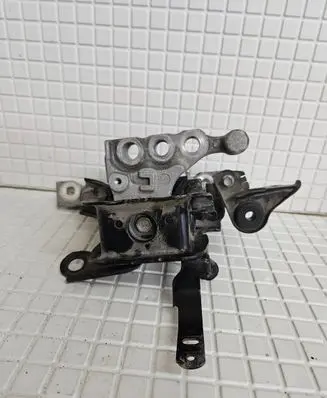 Toyota RAV 4 (XA50) Engine mount bracket