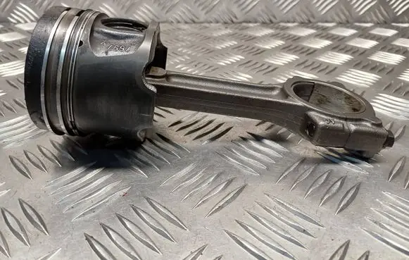 Nissan Qashqai Piston with connecting rod 7657X