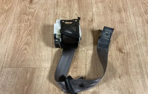 Rear seatbelt