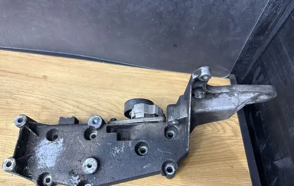 Volvo V70 Generator/alternator bracket 9497106