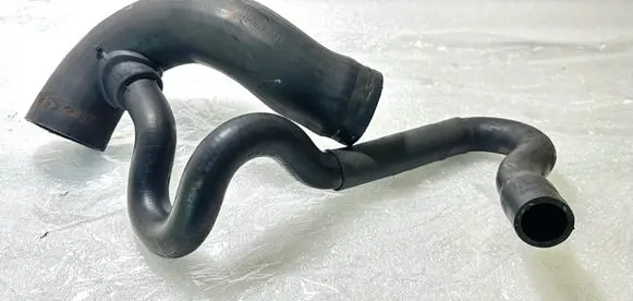 Volkswagen PASSAT B5 Intercooler hose/pipe 058145832B
