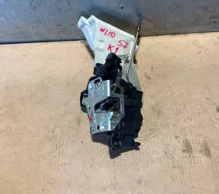 Mercedes-Benz E W210 Front door lock 2027203535