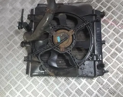 Radiator cooling fan shroud