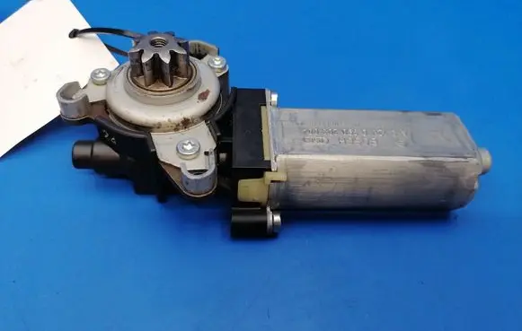 Mercedes-Benz CLS C219 Seat adjustment motor 0390203004 820419004