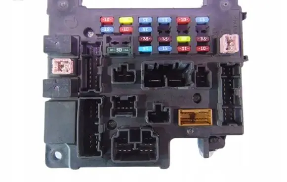 Peugeot 4007 Fuse module 8637A318