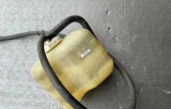 Mitsubishi Pajero Coolant expansion tank/reservoir MB605260