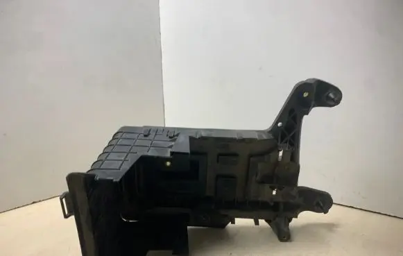 Volkswagen PASSAT B6 Battery box tray 1K0915333C