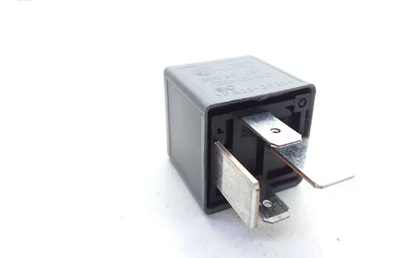 Audi A4 S4 B7 8E 8H Hazard warning light relay 8D0951253 V23134J52X300