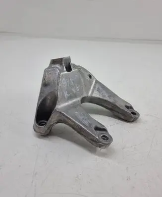 Engine mounting bracket