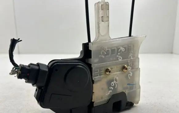 Hyundai Tucson JM Front door lock