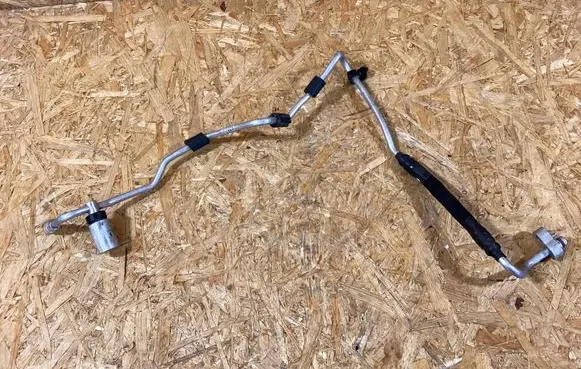 Porsche Macan (95B) Intercooler pipe mounting bracket 95b816741d