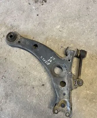 Toyota Avensis T220 Front lower control arm/wishbone