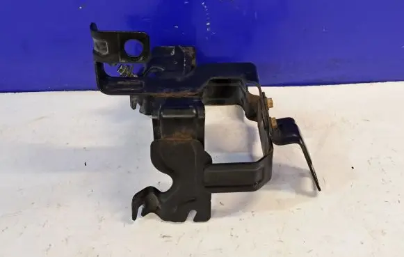 Power steering pump mounting bracket