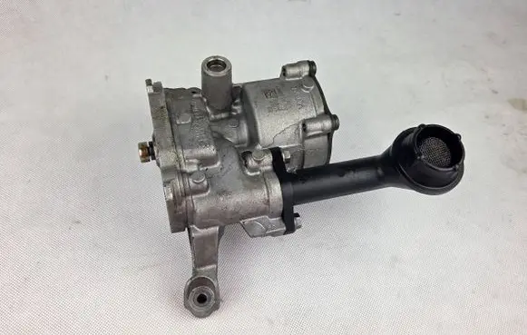 Volkswagen PASSAT B8 Oil pump 04L145208J 04L145208