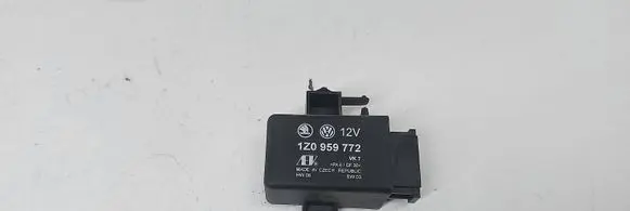 Volkswagen PASSAT B6 Seat heating relay 1Z0959772