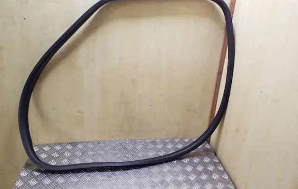 Rear door rubber seal (on body)