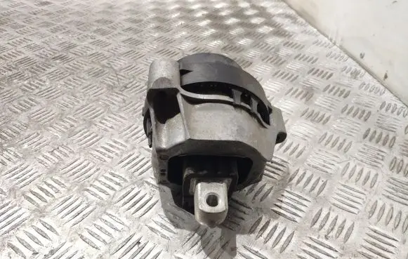 BMW 7 G11 G12 Engine mount bracket 6865947