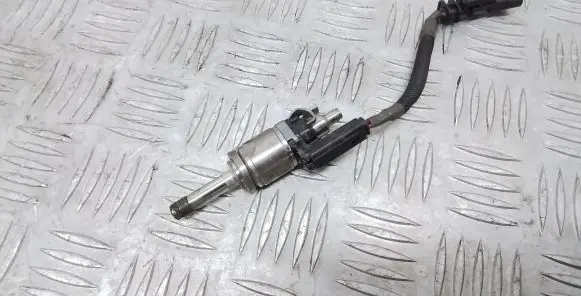 Volvo XC60 Fuel injector 31303495