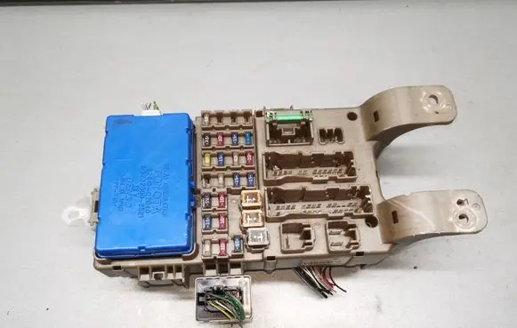 Toyota Corolla E120 E130 Fuse module 8264102040 8198050030