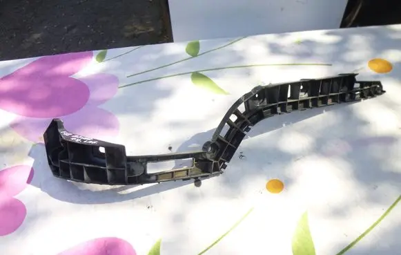 Rear bumper mounting bracket