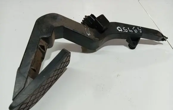 Accelerator throttle pedal