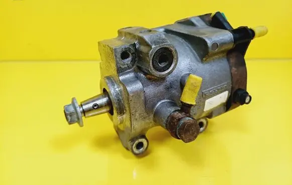 Renault Clio II Fuel injection high pressure pump 8200057225 R9042A014A