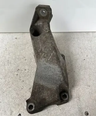 Audi A4 S4 B7 8E 8H Engine mounting bracket 8E0199307A