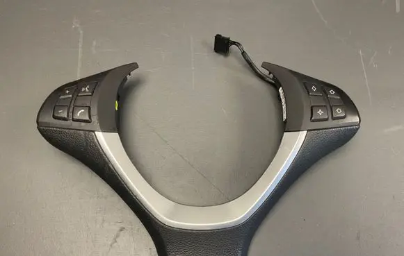 Steering wheel buttons/switches