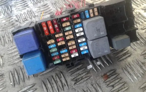 Opel Vivaro Relay mounting block 