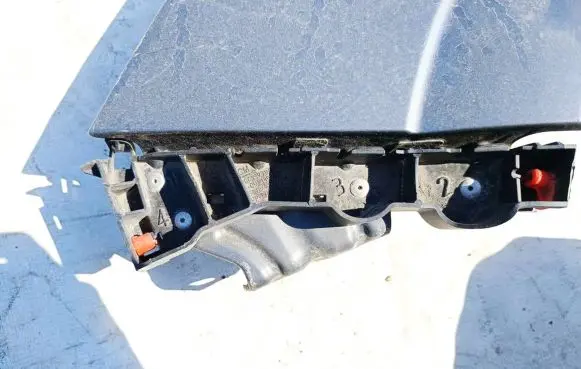 Opel Zafira B Front bumper mounting bracket