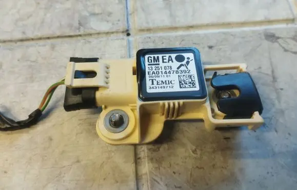 Opel Zafira B Airbag deployment crash/impact sensor 13251078 EA014478392