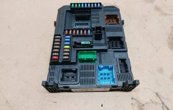 Peugeot 308 Fuse module 9807054180