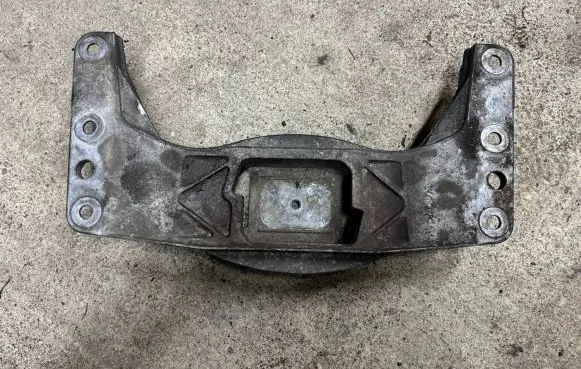 BMW 5 E60 E61 Gearbox mounting bracket 6761106 2231