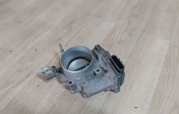 Toyota RAV 4 (XA40) Throttle valve 22030-0V010
