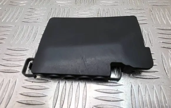 Volkswagen Atlas Fuse box cover 2Q0915429