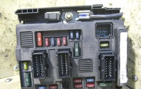 Peugeot 307 Fuse module 9650663980BSMB4