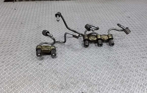 Toyota Yaris Fuel injector supply line/pipe 