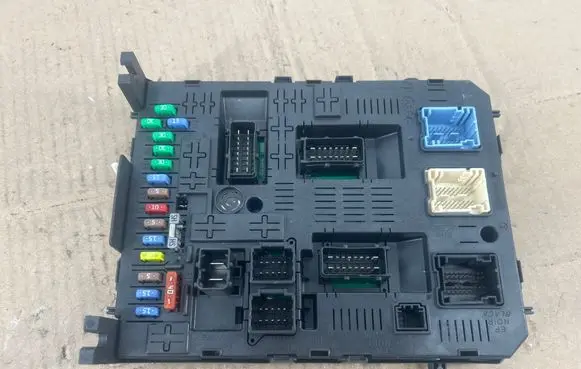 Peugeot 3008 I Fuse module 966405878002 281201906C 281192462C