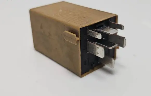 BMW X3 E83 Window wiper relay 8384505 V23141B3001315 3458