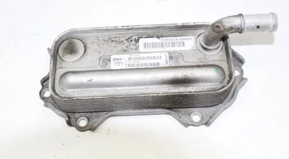 Toyota Avensis T270 Engine oil radiator 157100R010