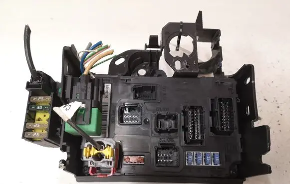 Citroen C6 Fuse module 9652143880 B0100 S180085002D