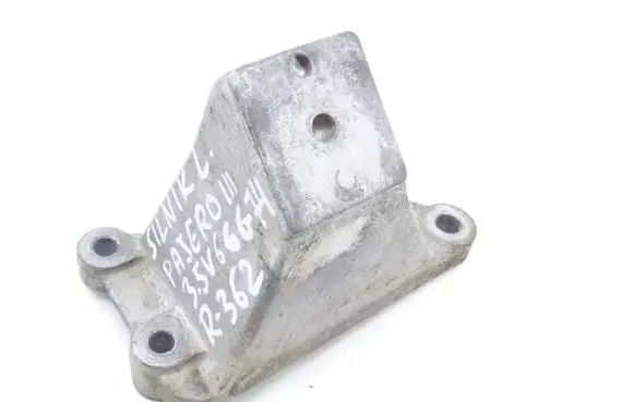 Mitsubishi Pajero Engine mounting bracket