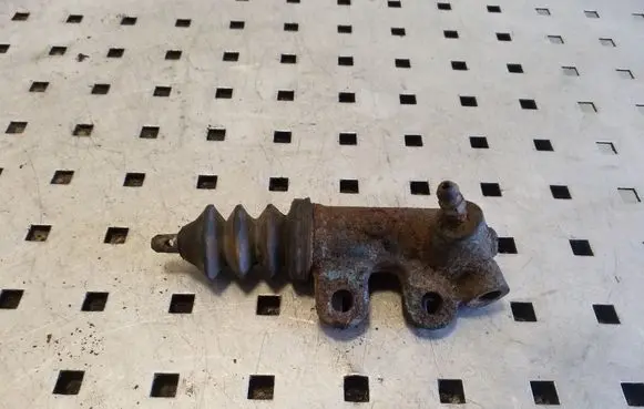 Clutch slave cylinder