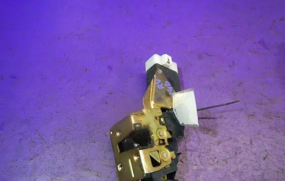 Mitsubishi Space Star Front door lock