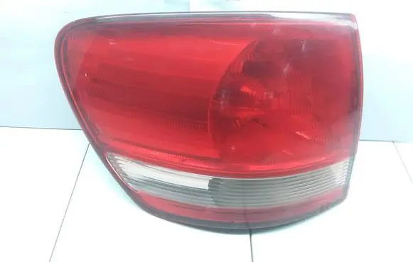 Toyota Avensis Verso Rear/tail lights E137652